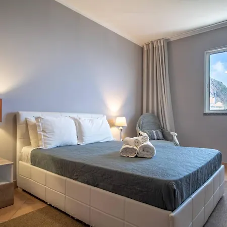Front In 9 * Paul do Mar (Madeira)